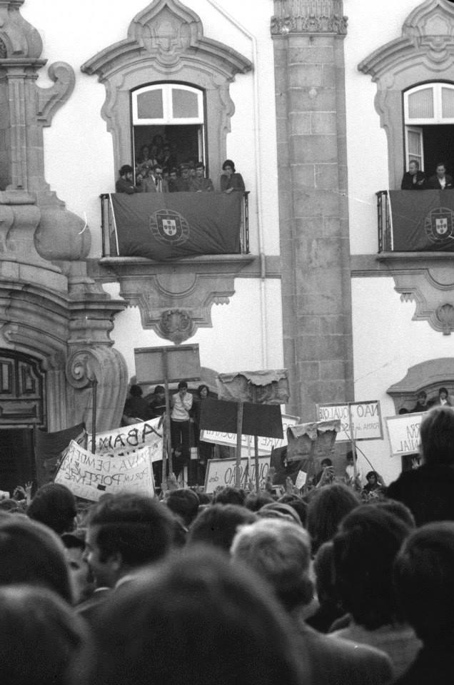 Braga: Fotografias de José Delgado mostram os dias pós 25 de abril na capital do Minho 1609805 648401011893497 3352074244282255699 n
