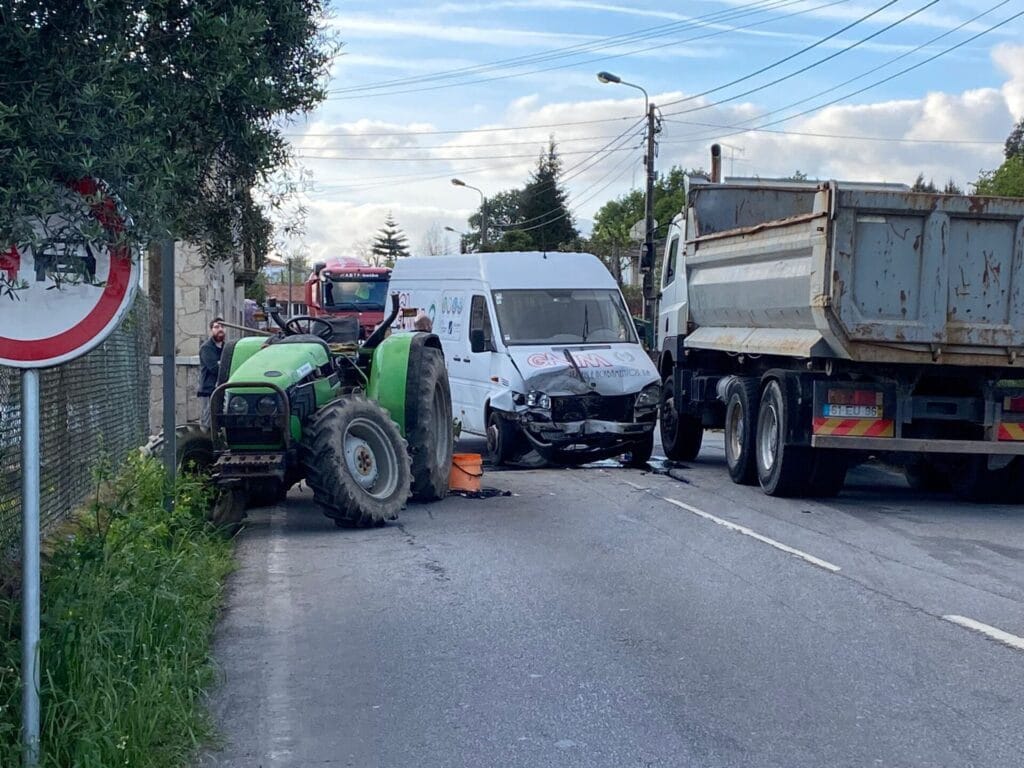 Braga: Acidente na EN103 a envolver trator faz um ferido grave 6770dab9 349b 4231 a95f 70bcfd288ffd