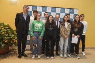 Presidente Assembleia com deputados municipais jovens da equipa vencedora