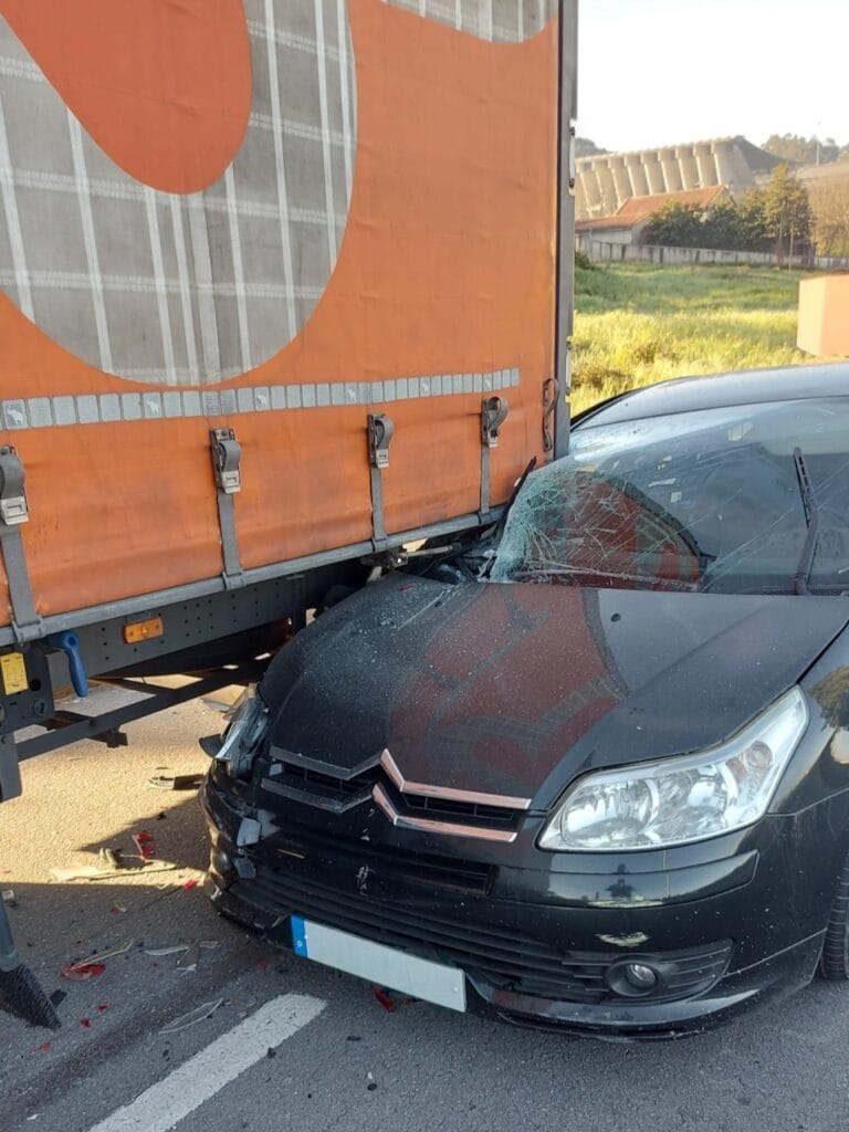 Braga: Despiste contra camião estacionado na avenida do Estádio acidente braga 2 1