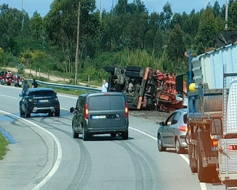 acidente na bela na EN202 em Moncao com camião cisterna
