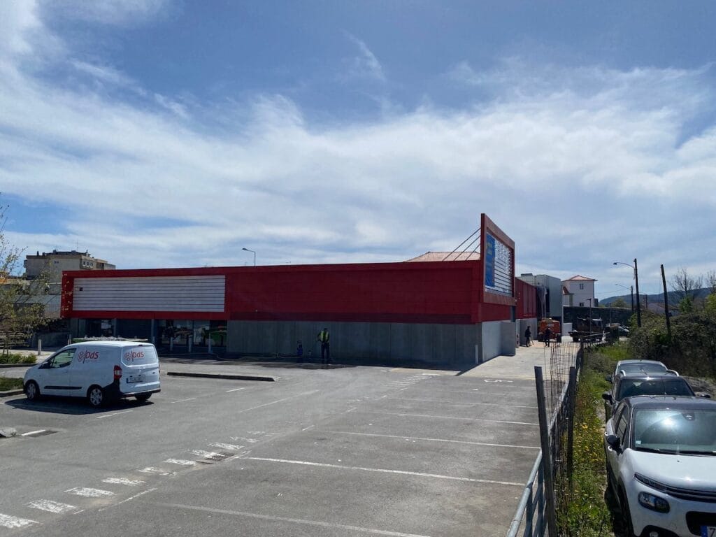 Abre a 28 de abril. "Gigante" alemã dos produtos baratos abre loja em Barcelos urso 1
