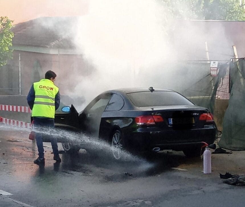 Braga: Carro arde junto à EB1 de Nogueira 2b8f542b 0955 47e6 8dff 4db6434fbe63