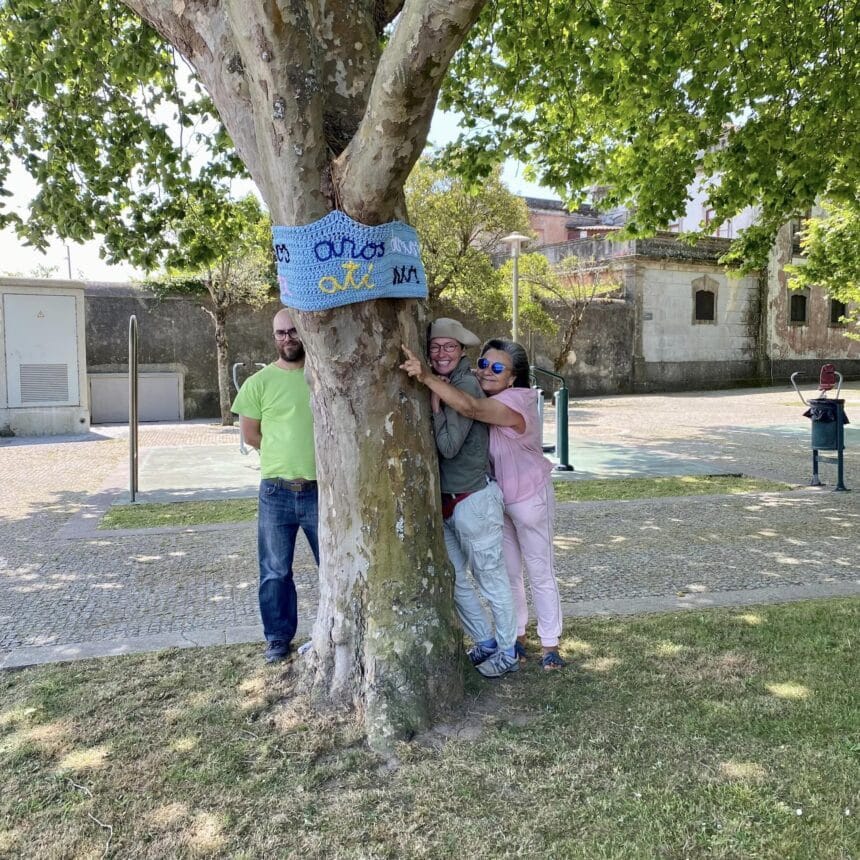 Esposende: Fangueiros abraçam "vida secreta das árvores" com mantas de croché 348299767 768542728074626 696021620533064112 n