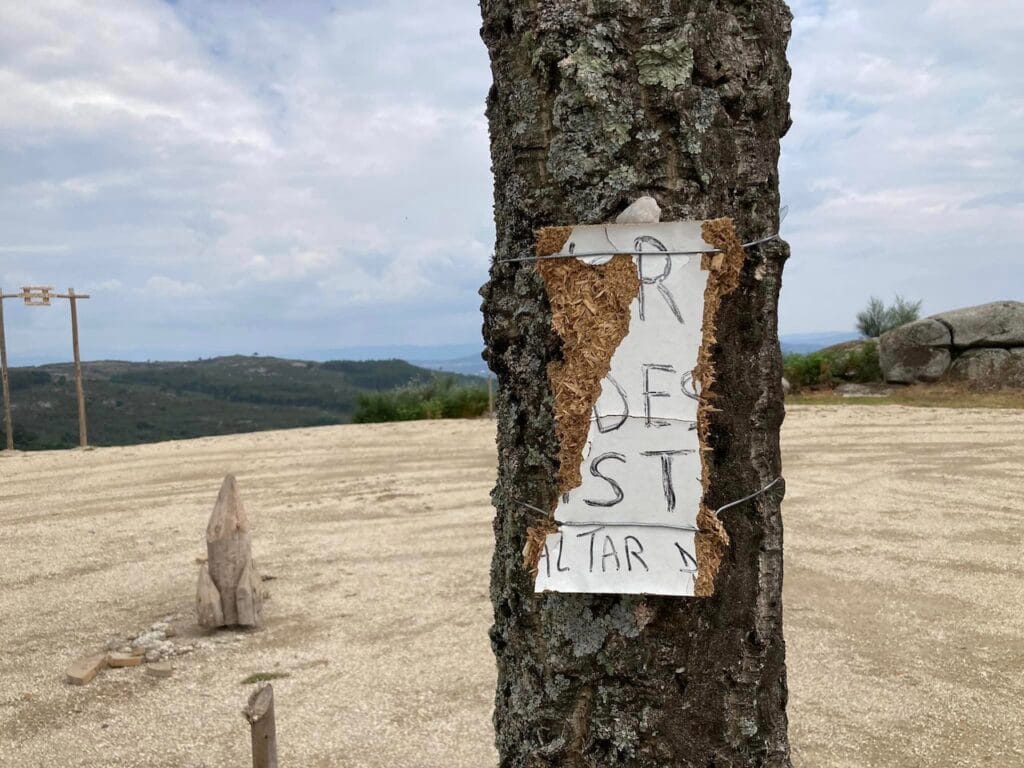 Viana: Novo ataque ao "Altar das Estações" em Carvoeiro choca a comunidade Altar das estacoes vandalizado em Viana