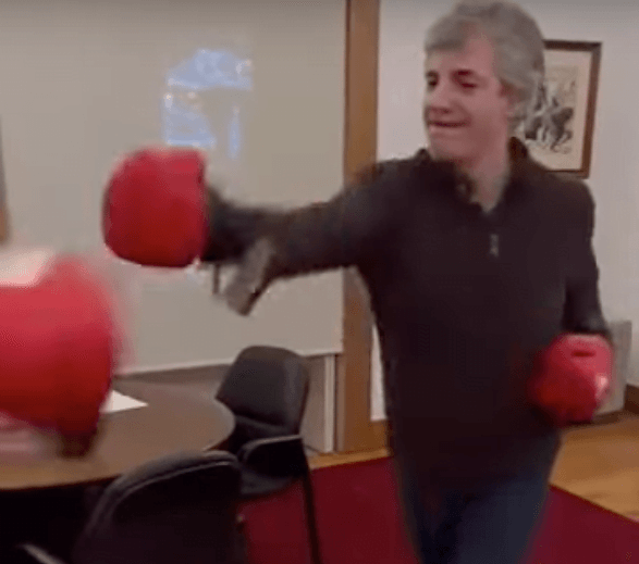 Viana: MP manda arquivar queixa do presidente da Câmara no caso "boxe" Luis nobre aos socos à oposição em Viana