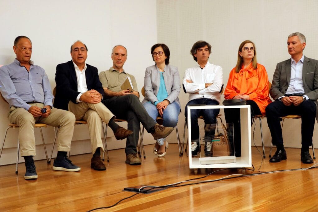 Jovens partilham conhecimentona Feira de Ciência e Tecnologia 