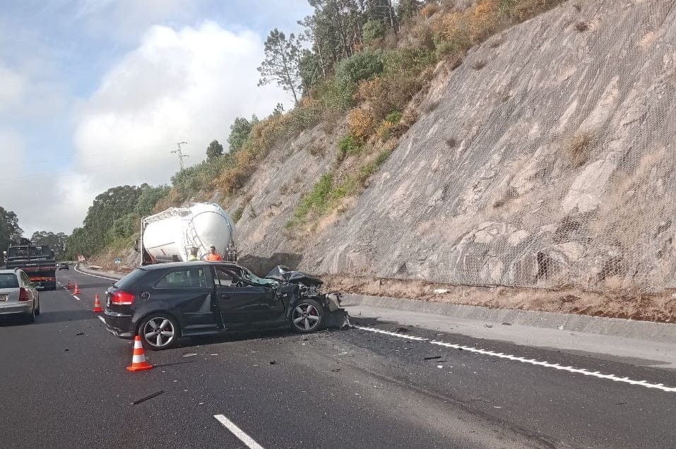 A28: Colisão a envolver carro e camião na subida de Vila Chã faz um ferido Acidente da A28 esposende um ferido