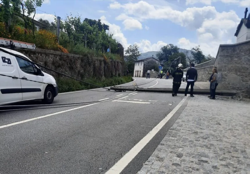 Acidente Amares derrube postes