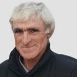 morre atingido por árvore
