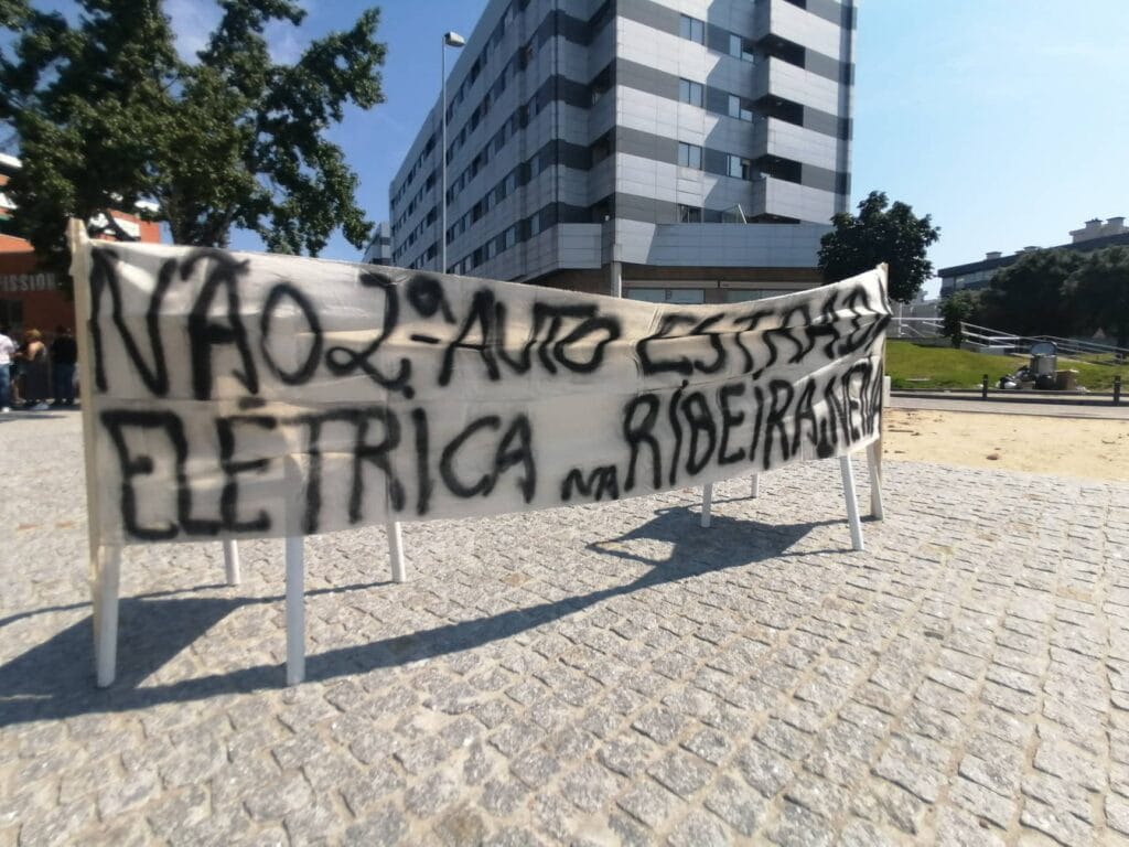 Vila Verde: "Muito Alta Tensão" e "Educação" temas de protesto frente à Escola Amar Terra Verde muito alta tensao vila verde