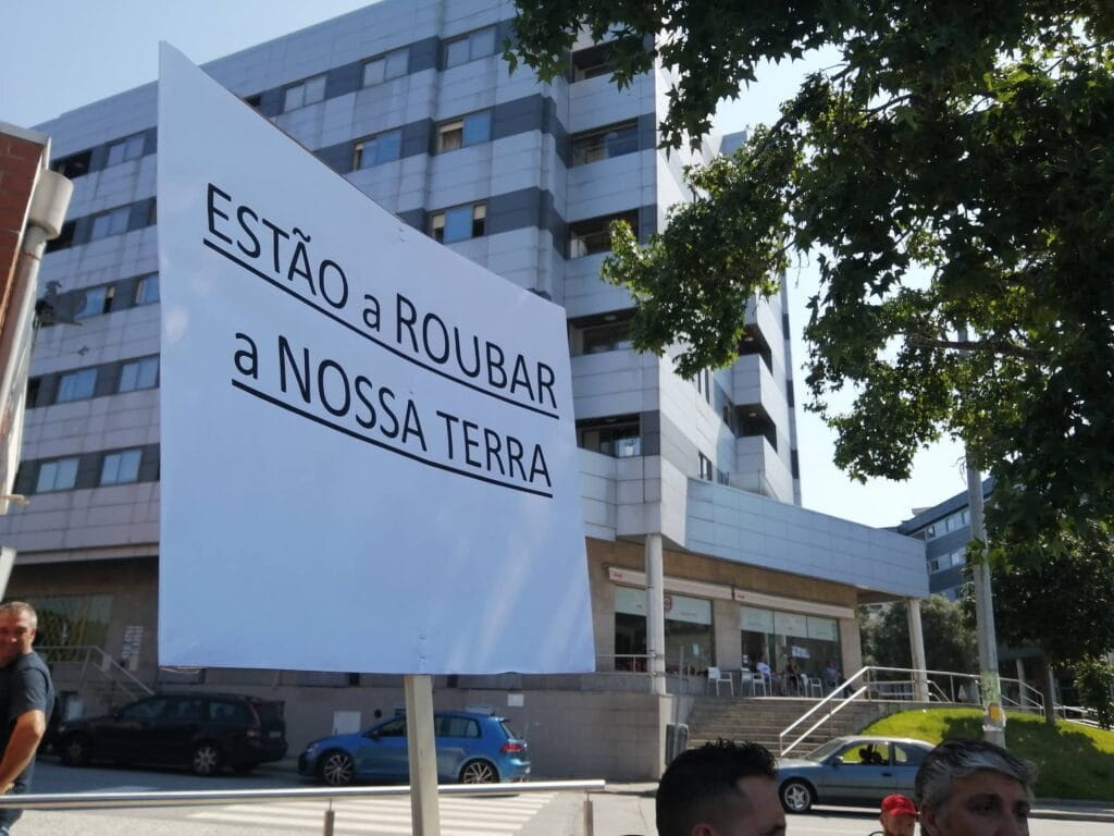 Vila Verde: "Muito Alta Tensão" e "Educação" temas de protesto frente à Escola Amar Terra Verde muito alta tensao