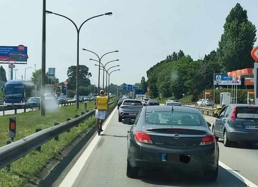 Insólito: Mais uma trotinete a circular na A28. Desta vez um estafeta da Glovo trotinete A28