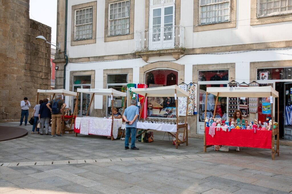 Barcelos: É quinta-feira logo é dia de artesanato na rua com fabrico ao vivo artesanato local barcelos