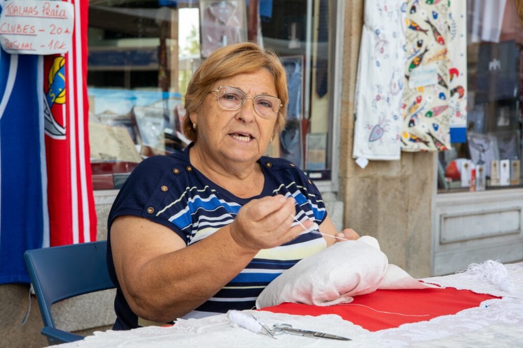 Barcelos: É quinta-feira logo é dia de artesanato na rua com fabrico ao vivo artesanato Barcelos