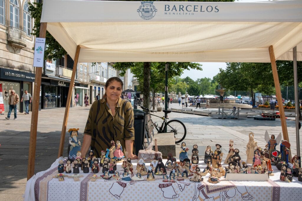 Barcelos: É quinta-feira logo é dia de artesanato na rua com fabrico ao vivo artesanato barcelos