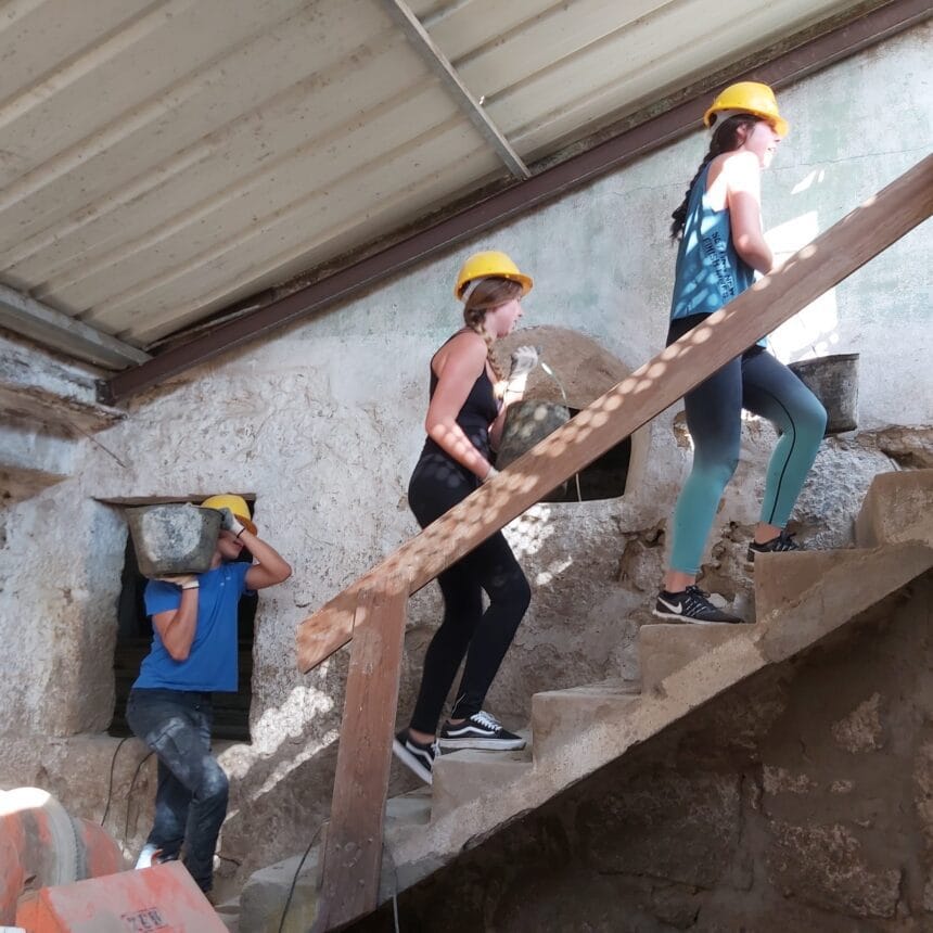 Braga: Alunos põem mãos à obra e ajudam a construir casas para seis famílias de refugiados em Tadim Tadim casa para refugiados