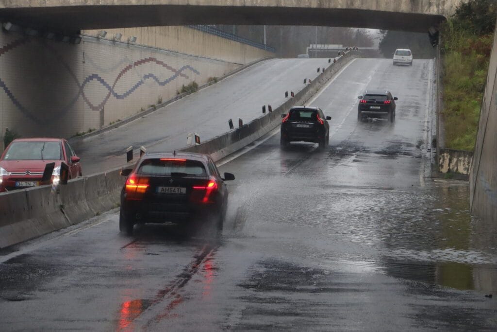 Braga: Quedas de árvore e inundações marcam princípio de noite inunda alagada tunel