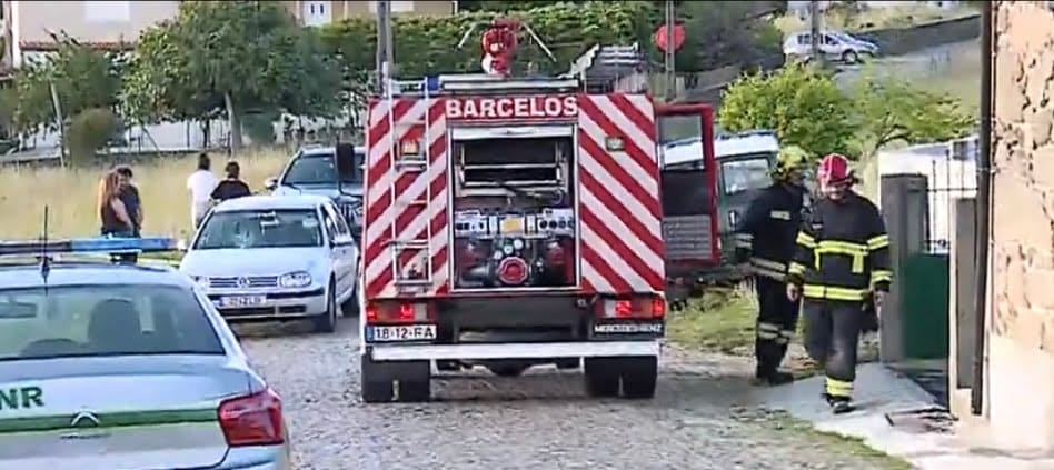 Barcelos: Homem ateia fogo à casa dos pais em Igreja Nova após discutir com a namorada. Casal estava dentro da habitação Barcelos violência doméstica e fogo
