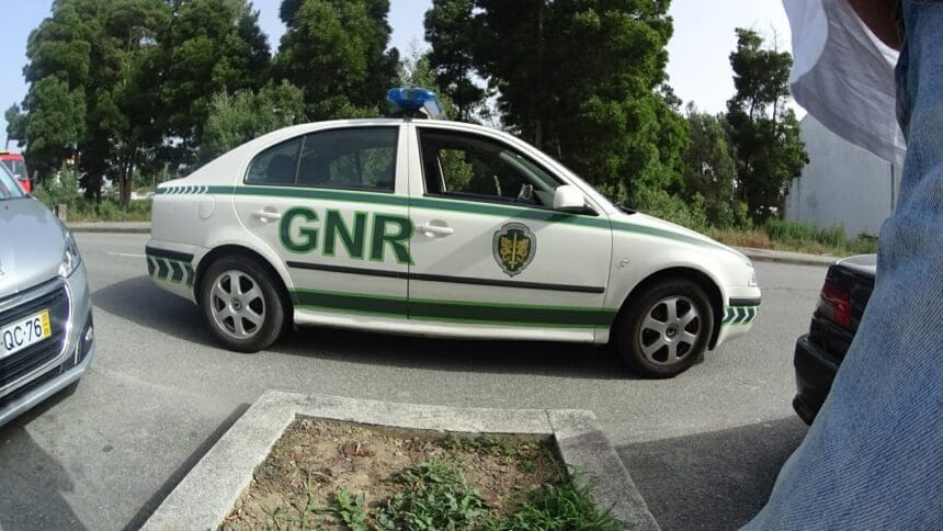 Esposende: GNR apanha em flagrante casal a roubar barras de alumínio em Antas GNR Esposende