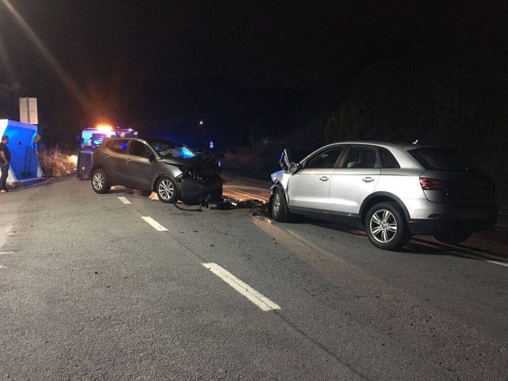 EN103: Criança entre os três feridos de violenta colisão entre carros na Póvoa de Lanhoso En103 colisao