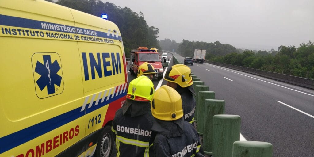Esposende: Colisão na "subida" do costume da A28 faz um ferido INEM Bombeiros A28