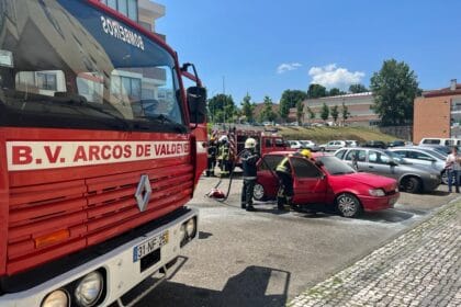 incendio carro arcos de valdevez