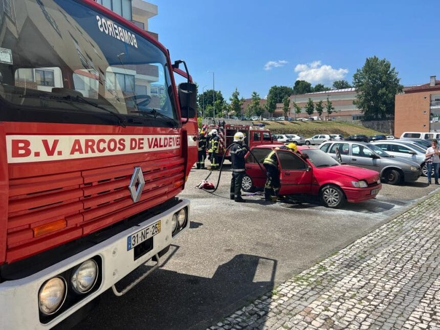 incendio carro arcos de valdevez