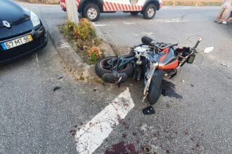 colisão de mota com carro em Marinhas