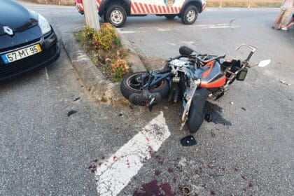 colisão de mota com carro em Marinhas