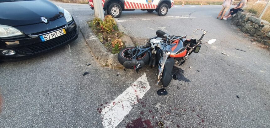 Esposende: Um ferido grave entre as vítimas de colisão de mota com carro na EN13 colisão de mota com carro em Marinhas