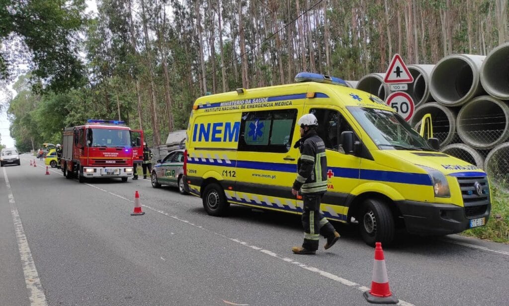 Viana: Capotamento após despiste de carrinha na EN308 acidente carvoeiro EN308 1 1