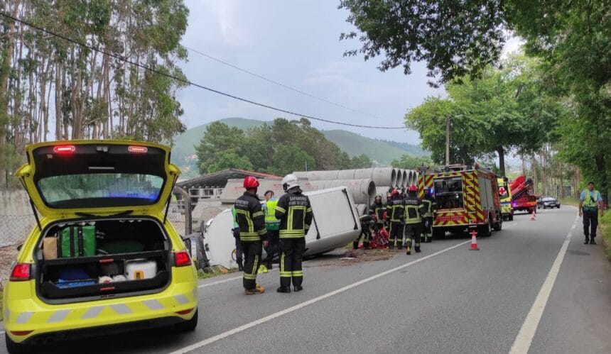 Viana: Capotamento após despiste de carrinha na EN308 acidente viana carvoeiro EN308