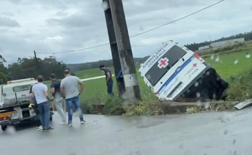 EN206: Acidente a envolver ambulância de Barcelos faz três feridos CVP acidente