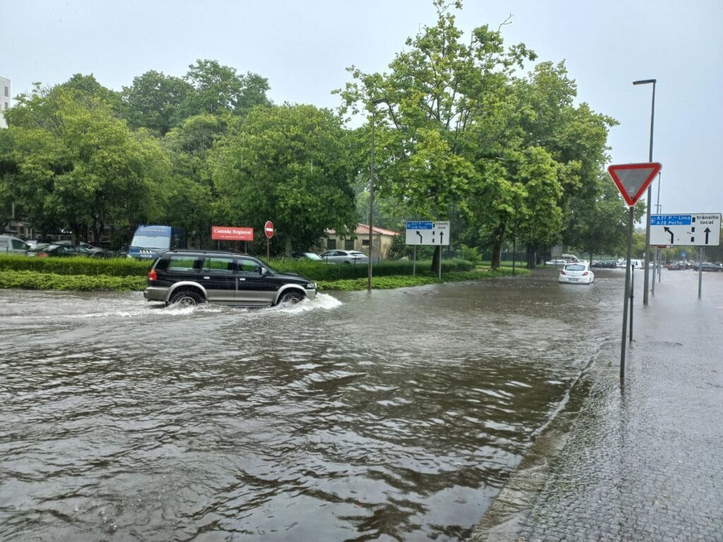 Viana: Apenas foram precisos 20 minutos de chuva para a cidade mergulhar num caos viana inunda