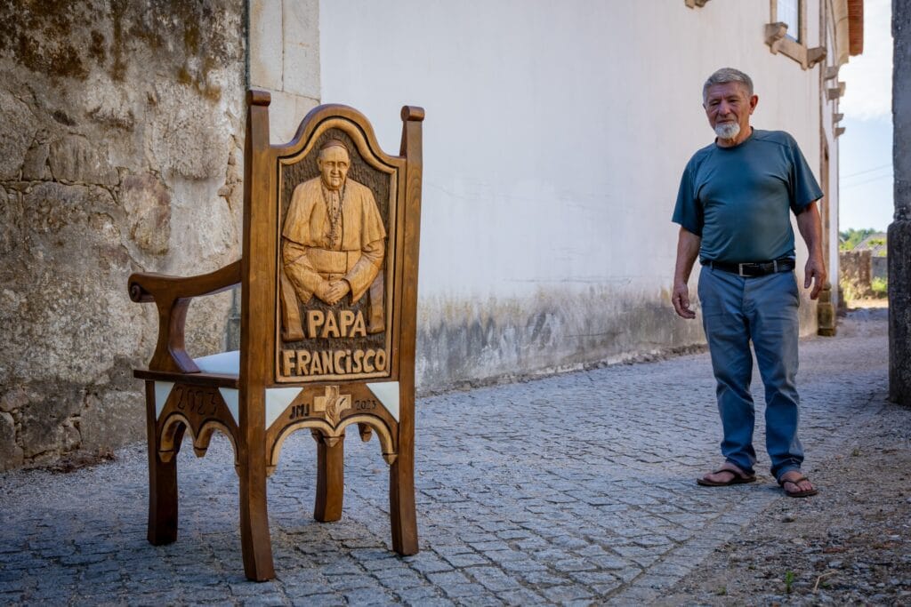 Barcelos: Cadeira "Papal" de artesão barcelense já viajou para Lisboa Cadeira papal de barcelos