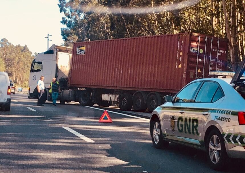 Esposende: Despiste de camião condiciona trânsito na subida de Antas Acidente A28