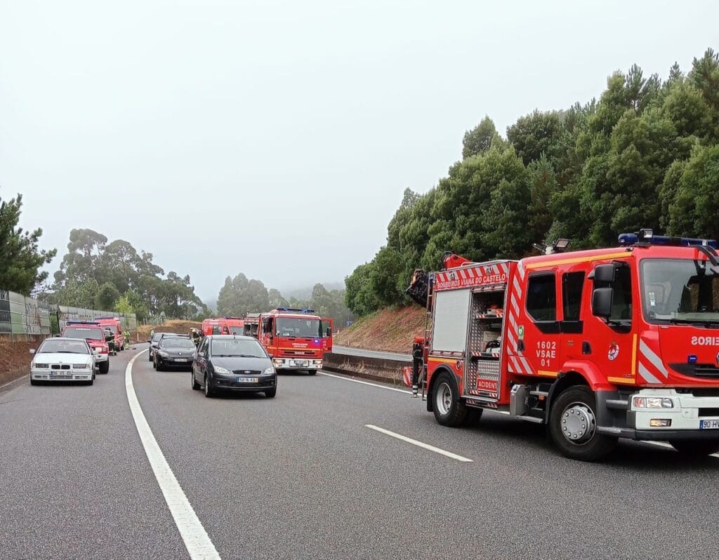 Viana: Despiste na A28 faz três feridos. Um é grave e há um menor de 18 meses entre as vítimas a28
