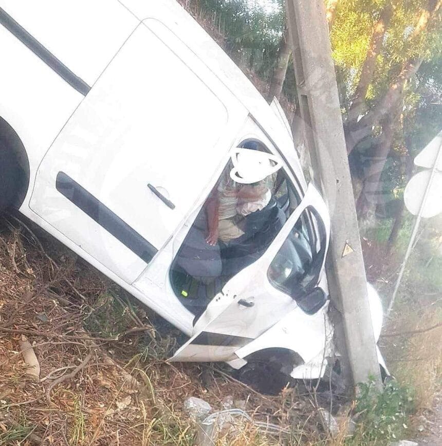 Barcelos: Despiste de carrinha contra poste em Negreiros faz um ferido IMG 0185