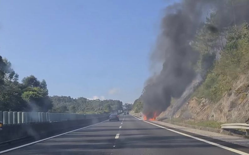 Esposende: Carrinha arde na A28 e chamas espalham-se pelo Monte de Faro b1c45154 2c26 4b05 bb3a b557b3988003 1