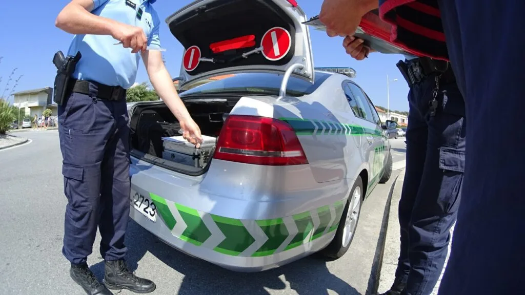 Esposende: Colisão de mota com carrinha faz um ferido na EN13 gnr Barcelos
