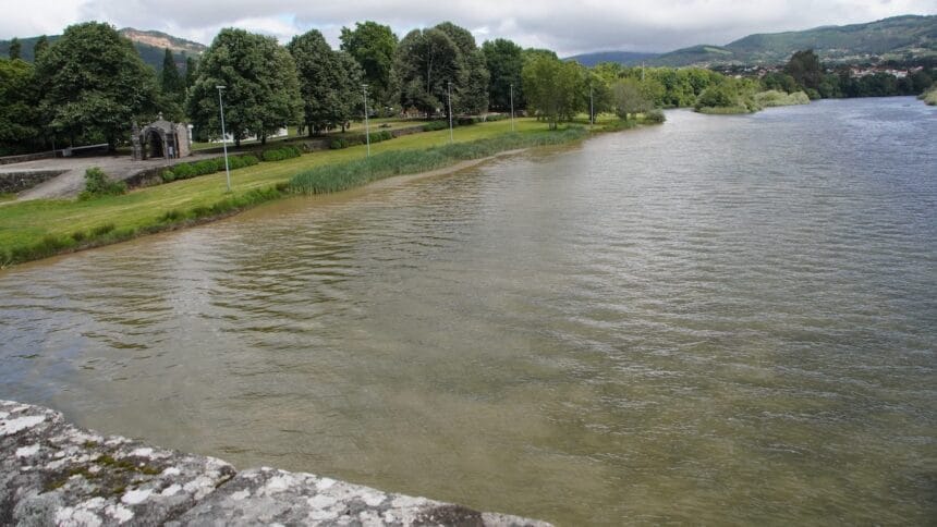 Ponte de Lima: Menor de 15 anos dá mergulho da Ponte Velha e acaba salvo de afogamento ponte de lima ponte