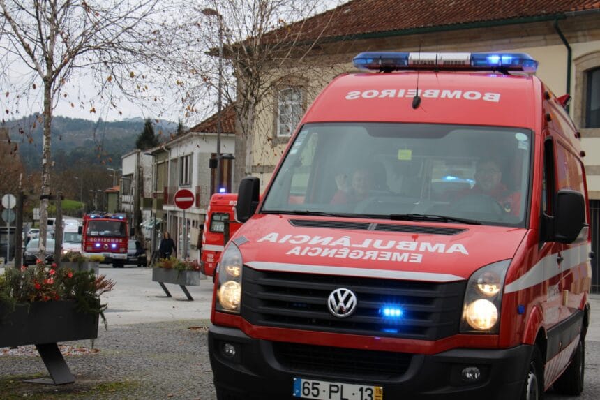 Alto Minho: Colisão entre motociclo e um carro faz um ferido grave em Paredes de Coura BV Paredes de Coura