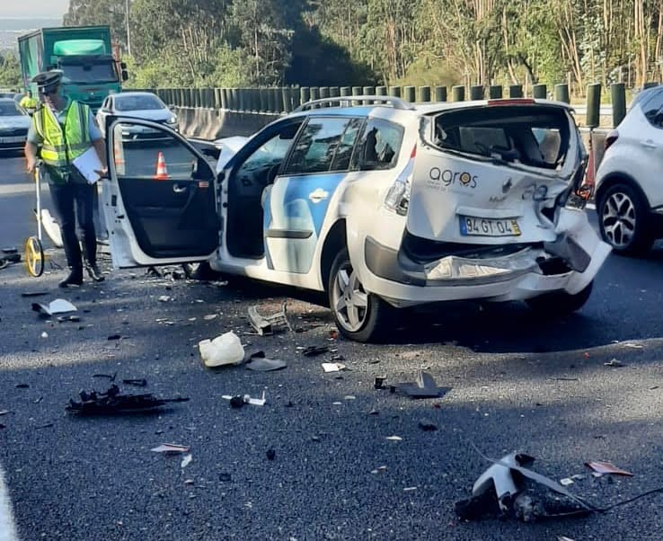 Esposende: Um ferido após colisão a envolver camião e dois carros na A28 6c74d09b f2ab 48cc acda 3082fb01c15f 1