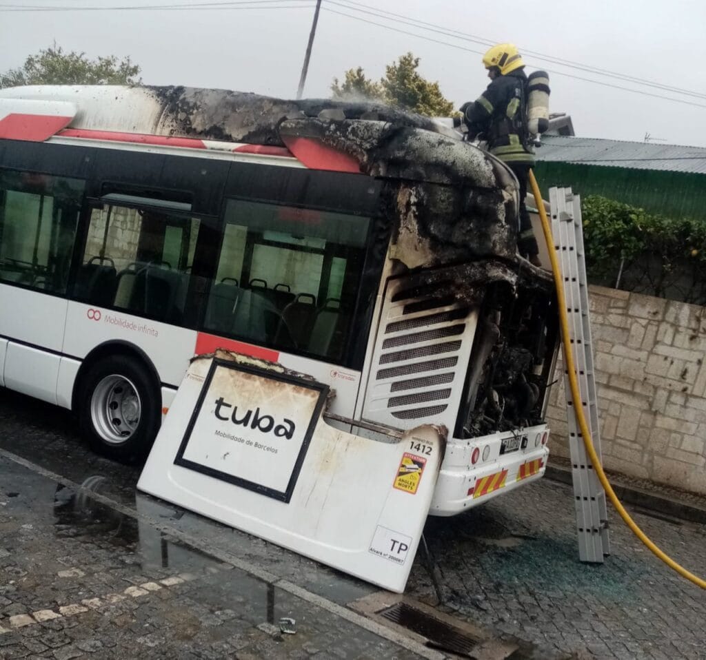 Barcelos: Autocarro ao serviço dos TUBA arde parcialmente autocarro arde