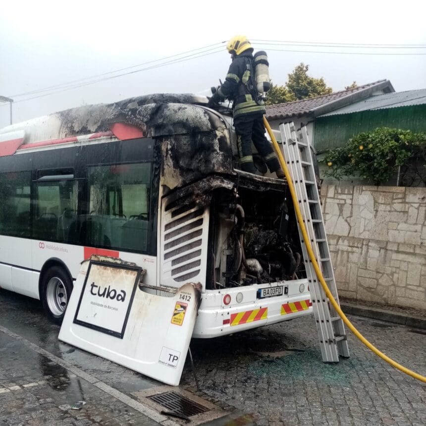 Barcelos: Autocarro ao serviço dos TUBA arde parcialmente Autocarro arde em Barcelos