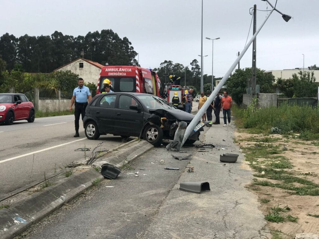 Esposende: Despiste contra poste deixa ferido homem com 91 anos acidente apulia