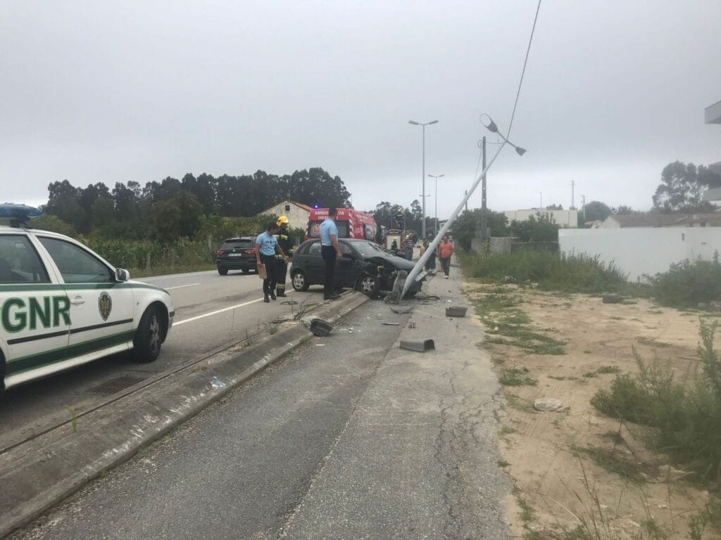 Esposende: Despiste contra poste deixa ferido homem com 91 anos acidente apulia