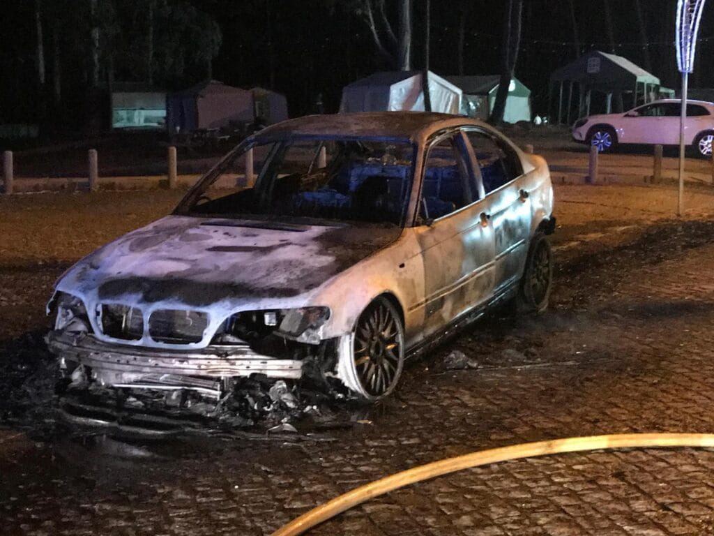 Esposende: Carro arde no Castro de São Lourenço castro são lourenço