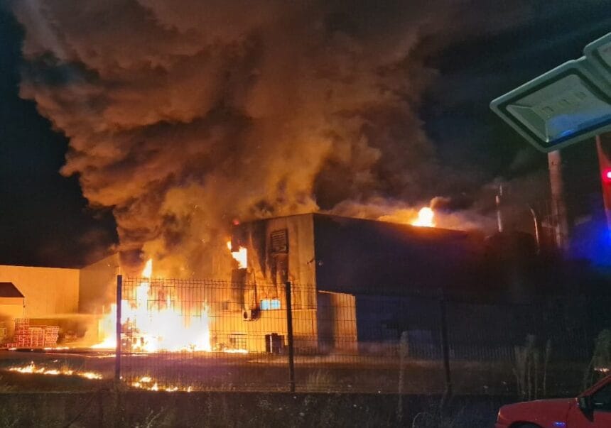 Alto Minho: Fábrica de embalagens de produtos químicos e farmacêuticos tomada pelas chamas em Monção incendio fábrica monção